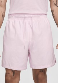 Nike Sportswear CLUB FLOW - Shorts - pink foam white