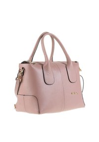 Borsa a mano in pelle texturizzata di colore rosa chiaro con doppi manici superiori, accessori in oro e una tracolla staccabile su uno sfondo bianco.
