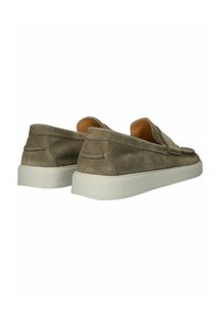 Scarpe slip-on in suede grigio con suola in gomma bianca, caratterizzate da un dettaglio cucito sulla parte superiore e un colletto imbottito per maggiore comfort.