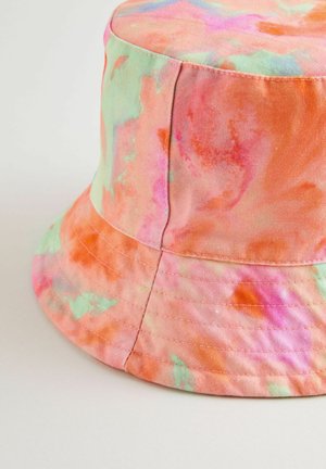 Cappello a secchiello realizzato in tessuto di cotone con un motivo tie-dye nei toni di rosa, arancione e verde. Presenta una falda ampia e floscia e cuciture rifinite.