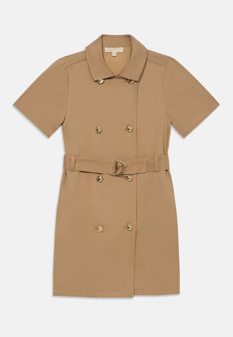 Vestido trench de manga curta em tom bege com botões dourados duplos, cintura com cinto e colarinho pontudo, sobre um fundo branco.