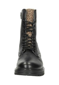 Zwarte leren enkelboot met een luipaardprint paneel op de tong, voorzien van veters, een ronde neus en een gestructureerde rubberen zool.