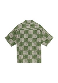 Camisa de manga corta con un patrón de cuadros en verde y blanco roto que recuerda a la veta de la madera. Tela ligera, corte relajado y cuello con solapa.