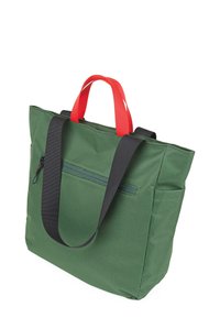 Bolsa de tela verde con asas rojas y negras, que presenta un bolsillo con cremallera en la parte posterior y una forma rectangular estructurada.