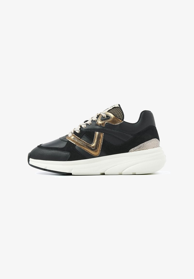 Schwarze Sneaker mit einem strukturierten Design und goldenen Akzenten, einer weißen gepolsterten Sohle und einer Materialkombination aus Mesh und Wildleder.
