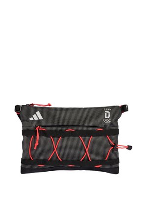 Schwarzes rechteckiges Adidas-Etui mit roten elastischen Bändern, Reißverschlusstasche und "Team D"-Olympialogo auf weißem Hintergrund.