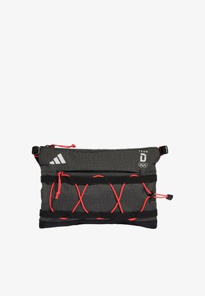 Schwarzes rechteckiges Adidas-Etui mit roten elastischen Bändern, Reißverschlusstasche und "Team D"-Olympialogo auf weißem Hintergrund.