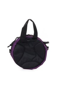 Borsa rotonda realizzata in tessuto imbottito viola e nero, con una superficie testurizzata, un manico superiore e una chiusura a zip.