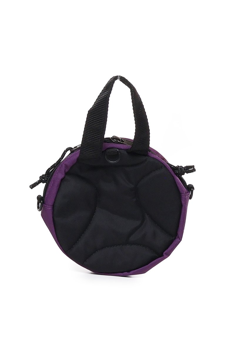 Borsa rotonda realizzata in tessuto imbottito viola e nero, con una superficie testurizzata, un manico superiore e una chiusura a zip.