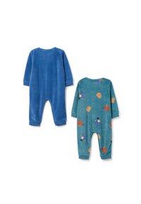 Dos suaves y acogedores monos de bebé de forro polar: uno en azul sólido y el otro en azul verdoso con patrones de animales de dibujos animados. Ambos tienen mangas largas y pies cubiertos.