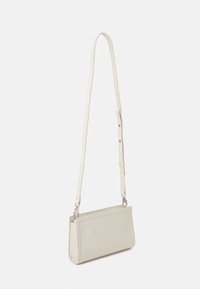 Calvin Klein MINIMAL HARDWARE CROSSBODY - Soma ar siksnu pāri ķermenim - ecru