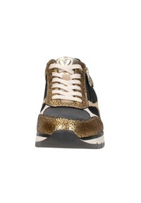 Zwarte en gouden sneaker met een textuuraccent in goud, beige veters en een gladde zwarte bovenkant met een witte zool.