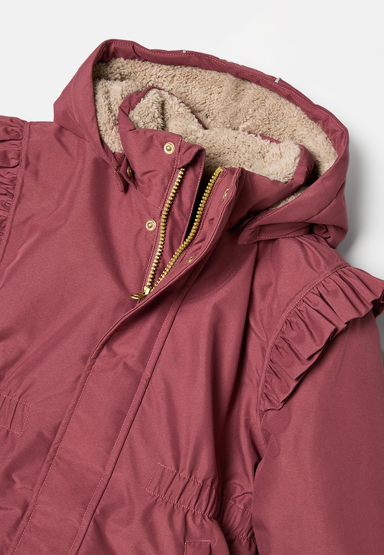 Bordeaux buitenjas met een met bont gevoerde capuchon, gouden rits, ruches op de schouders en een elastische taille voor een getailleerde look.