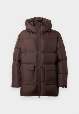 Smeđi pufer jakna, s prednjim zatvaračem, velikim zakrpanim džepovima, podesivom kapuljačom i izvezenim dizajnom za izolaciju.