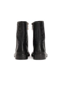 Czarne skórzane botki do kostki o gładkiej fakturze, z bocznym zamkiem błyskawicznym i grubym obcasem, zaprojektowane w smukłej sylwetce.