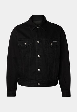 Chaqueta de mezclilla negra con un diseño clásico, cuello puntiagudo, dos bolsillos en el pecho con cierres a presión y acentos de hardware plateado.