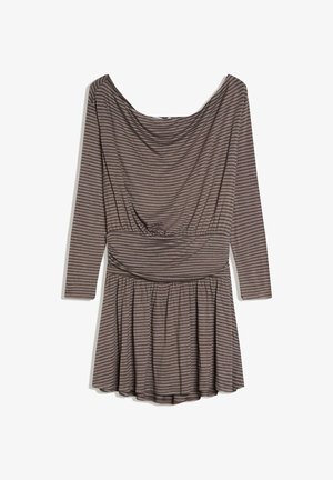 Barna és szürke vízszintes csíkos hosszú ujjú ruha széles, mélyen kivágott nyakkivágással és gyűrött derékkal.