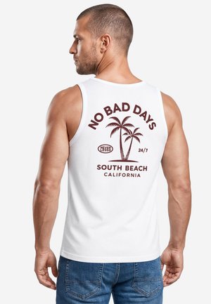 Mann trägt ein weißes Tanktop mit Palmen-Grafik und Text "No Bad Days," "South Beach California," und "Never Less 24/7" auf dem Rücken.