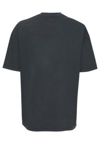 Camiseta negra de corte grande hecha de algodón. Presenta un cuello redondo, mangas cortas y un diseño liso con un dobladillo recto. Sin gráficos ni patrones visibles.