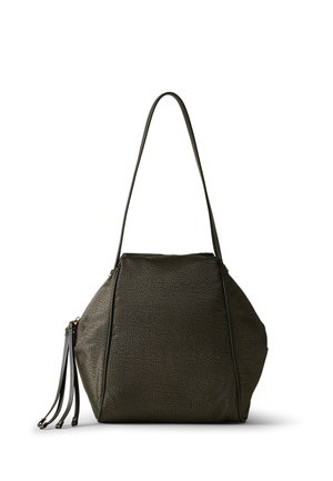 Grüne Schultertasche aus genarbtem Leder mit abgerundeter Form, einem einzelnen Riemen, Reißverschluss und dekorativen Quasten. Strukturierte Oberfläche.