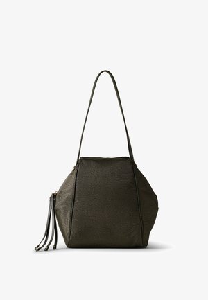 Grüne Schultertasche aus genarbtem Leder mit abgerundeter Form, einem einzelnen Riemen, Reißverschluss und dekorativen Quasten. Strukturierte Oberfläche.