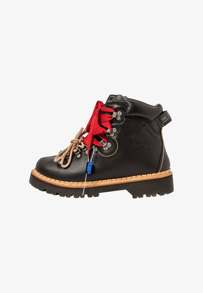 Botte de randonnée en cuir noir avec des lacets rouges et beiges, œillets en métal et semelle épaisse en caoutchouc. Présente un intercalaire beige cousu et un patch logo.