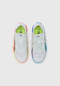 Weiße Sportschuhe mit mehrfarbigen Akzenten. Merkmale sind ein atmungsaktives Mesh-Obermaterial, eine Schnürung und eine helle Sohle in Orange, Blau und Lila.