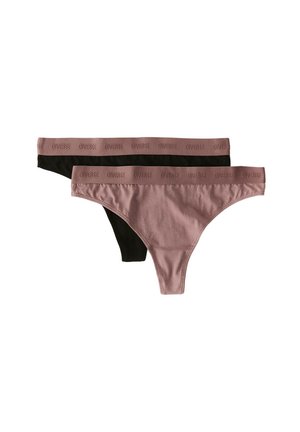 Dwie pary stringów: jedna czarna i jedna mauve, wykonane z miękkiej tkaniny o gładkiej fakturze, z elastycznym paskiem z logo.