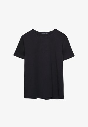 Jednoduché čierne bavlnené tričko s krátkym rukávom a okrúhlym výstrihom, umiestnené na bielom pozadí.