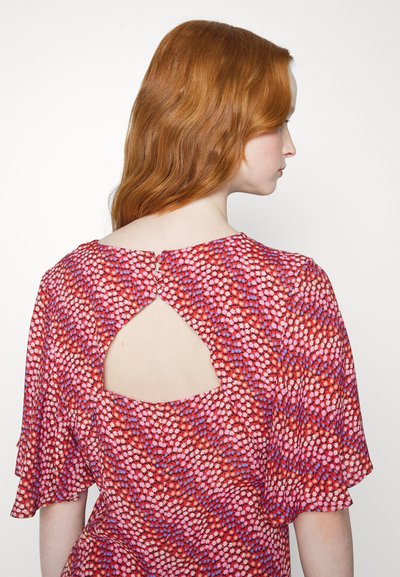 Vestido com padrão floral vermelho e rosa, com mangas curtas e evasê. Apresenta um recorte em forma de buraco na parte de trás e um fecho de botão no pescoço.