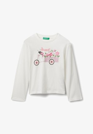 Bílý triko s dlouhým rukávem, které zobrazuje grafiku bicyklového vozíku s květinami, houbami a beruškou, s nápisem "Bouquet" v růžové barvě.