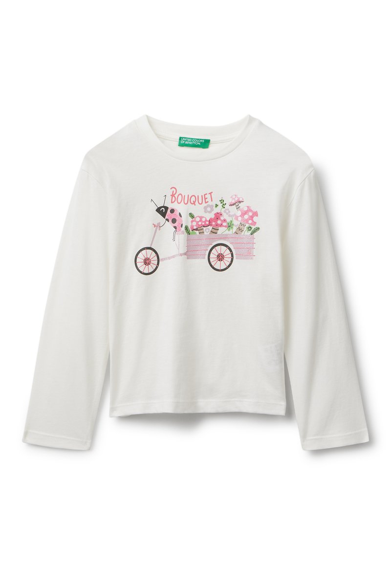 Weißes Langarm-T-Shirt mit einem Grafikdruck eines Fahrrads mit einem Anhänger, der Blumen, Pilze und einen Marienkäfer zeigt, sowie dem Wort "Bouquet" in Pink.