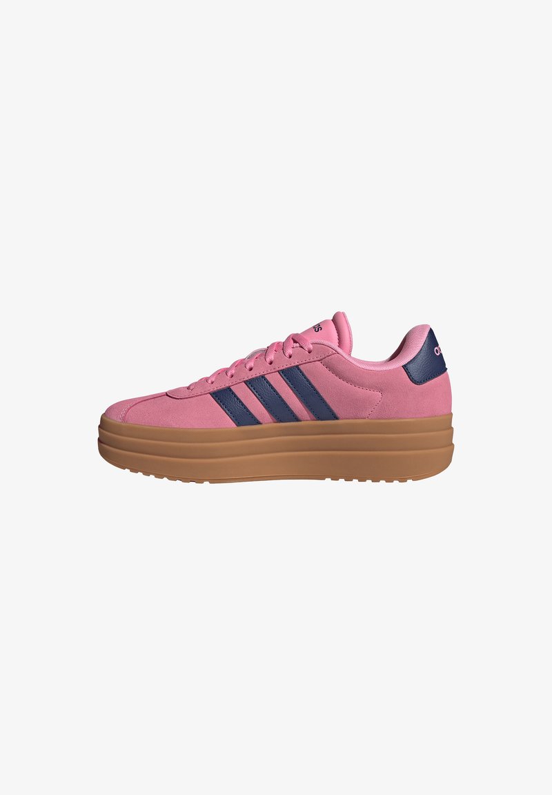 Rosa Wildledersneaker mit drei marineblauen Streifen, dicker Gummisohle und abgerundetem Zehenbereich. Verfügt über rosa Schnürsenkel und einen marineblauen Akzent an der Ferse.