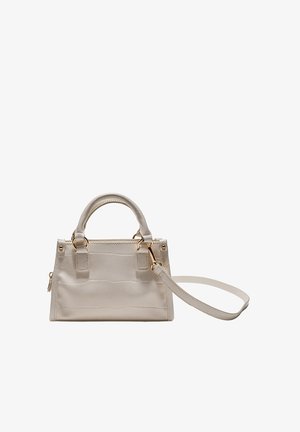 Petit sac à main en cuir beige avec poignées supérieures et bandoulière détachable, équipé de ferrures dorées et d'une forme rectangulaire structurée.