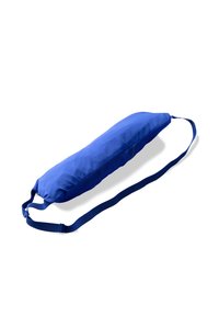Cuscino in tessuto blu con una texture liscia, forma allungata e una lunga cinghia piatta attaccata per opzioni di trasporto o fissaggio.