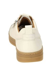 Weiße Lederschuhe mit glatter Oberfläche, genähten Seiten und einer tanfarbenen Gummisohle. Die Rückseite verfügt über eine Zuglasche und das Logo ist in die Ferse geprägt.