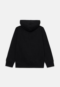 Schwarzer Kapuzenpullover mit glatter Textur, langen Ärmeln und gerippten Bündchen. Verfügt über eine mittige Naht und eine verstärkte Kapuze.