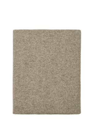 Sciarpa quadrata beige in lana lavorata a maglia piegata su sfondo bianco che mostra la trama e il materiale morbido.