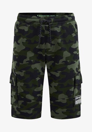 Grønne og sorte camouflage cargoshorts med elastisk talje, justerbar snor og sidelommer, der viser et lille stofmærke på højre ben.