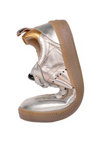 Metallisch silberner Sneaker mit goldenen Akzenten, strukturiertem Obermaterial, weißen Schnürsenkeln und einer flexiblen Gummisohle. Mit einer Schlaufe für einfaches Anziehen.