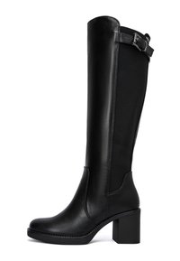 Bottes noires en cuir jusqu'au genou avec un talon carré, dotées d'une texture lisse, d'un panneau élastique sur le côté et d'un accent de boucle ajustable sur le mollet.