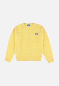 Pull en laine jaune avec un motif en relief, encolure ronde et une petite étiquette de marque violette sur la poitrine. Manches et ourlet côtelés.