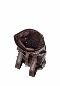 Sac à dos en cuir marron avec une ouverture supérieure, une poche zippée à l'intérieur et une section élastique ; dispose de bretelles robustes et d'une texture lisse.