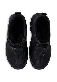 Czarne wodoodporne buty zimowe z zaokrąglonym czubkiem, teksturowaną gumową podeszwą, puszystą wyściółką i elastycznymi sznurówkami zapewniającymi solidne dopasowanie.