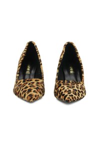 Décolleté con stampa leopardata e punta affusolata, realizzate in tessuto morbido, con rivestimento interno nero e tacco sottile.