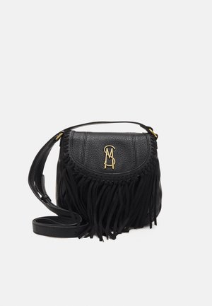 Zwarte, gestructureerde leren crossbodytas met franjes, goudkleurig logo-embleem op de voorflap en verstelbare schouderriem.