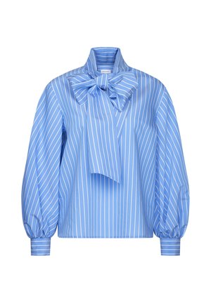 Blouse bleu clair à rayures verticales blanches, manches longues bouffantes, et un grand nœud noué au col montant.