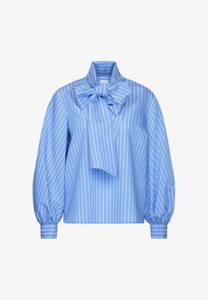 Blouse bleu clair à rayures verticales blanches, manches longues bouffantes, et un grand nœud noué au col montant.