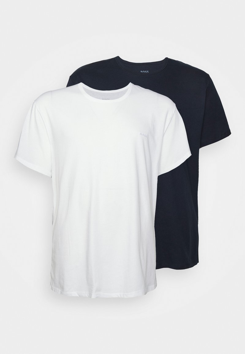 Δύο T-shirt: ένα λευκό και ένα σκούρο ναυτικό. Κάθε ένα έχει κοντομάνικα και κλασική στρογγυλή λαιμόκοψη. Μαλακό βαμβακερό ύφασμα με λογότυπο.