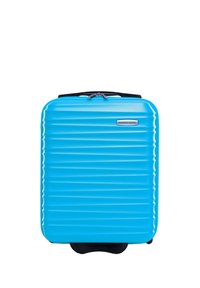 Tvrdý cestovní kufr na palubě v jasně modré barvě, s vroubkovanou texturou, hladkým zipem a malým logem značky na přední straně.